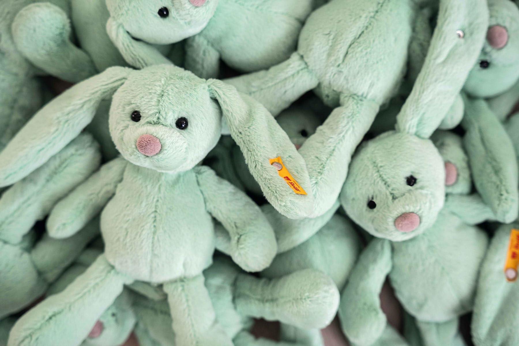 Steiff Tilda Hase 20cm grün, Plüschtier mit Schlappohren, Soft Cuddly Friends, Flauschiges Stofftier zum Kuscheln und Spielen